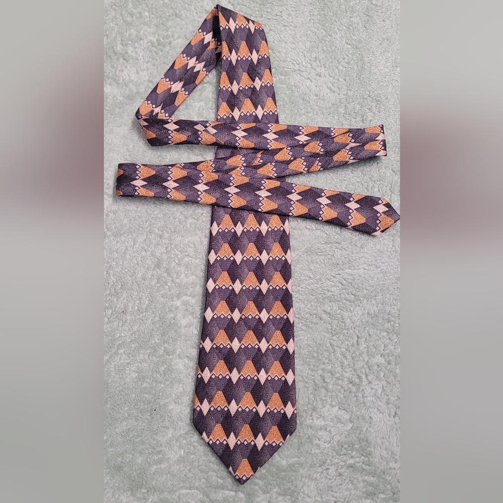 Todays Man Geometric Patterned Tie in Black, Gold, Gray & White Patterns.